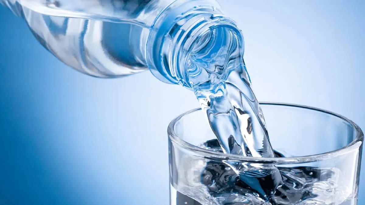 Uống nhiều nước khi uống canxi giúp hạn chế nóng trong, táo bón