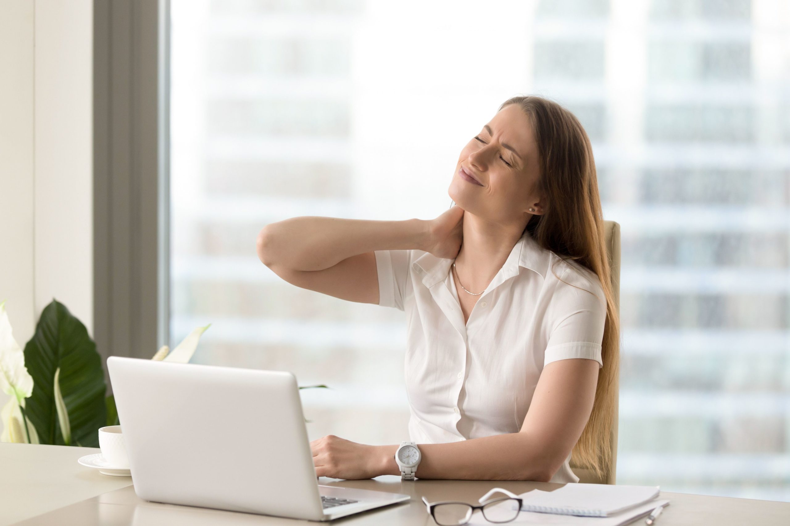 Đau mỏi vai gáy, đau nhức xương khớp ở người trẻ