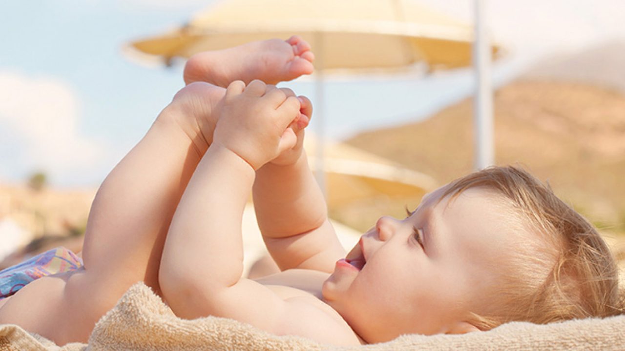 Hấp thụ vitamin D bằng cách tắm nắng buổi sáng cho cả mẹ và bé